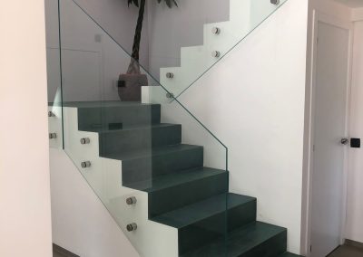 Escaleras reformadas con cristales en chalet en S´Aranjassa