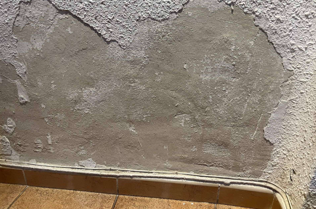 humedad por capilaridad en una pared interna